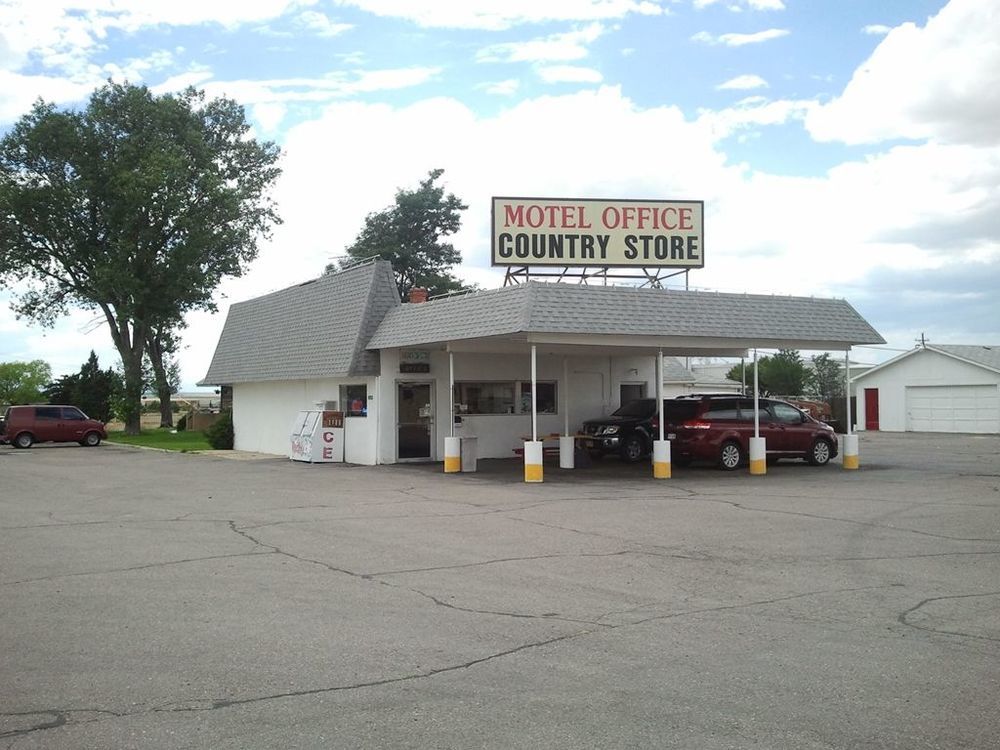 Country Manor Motel Watkins Екстериор снимка