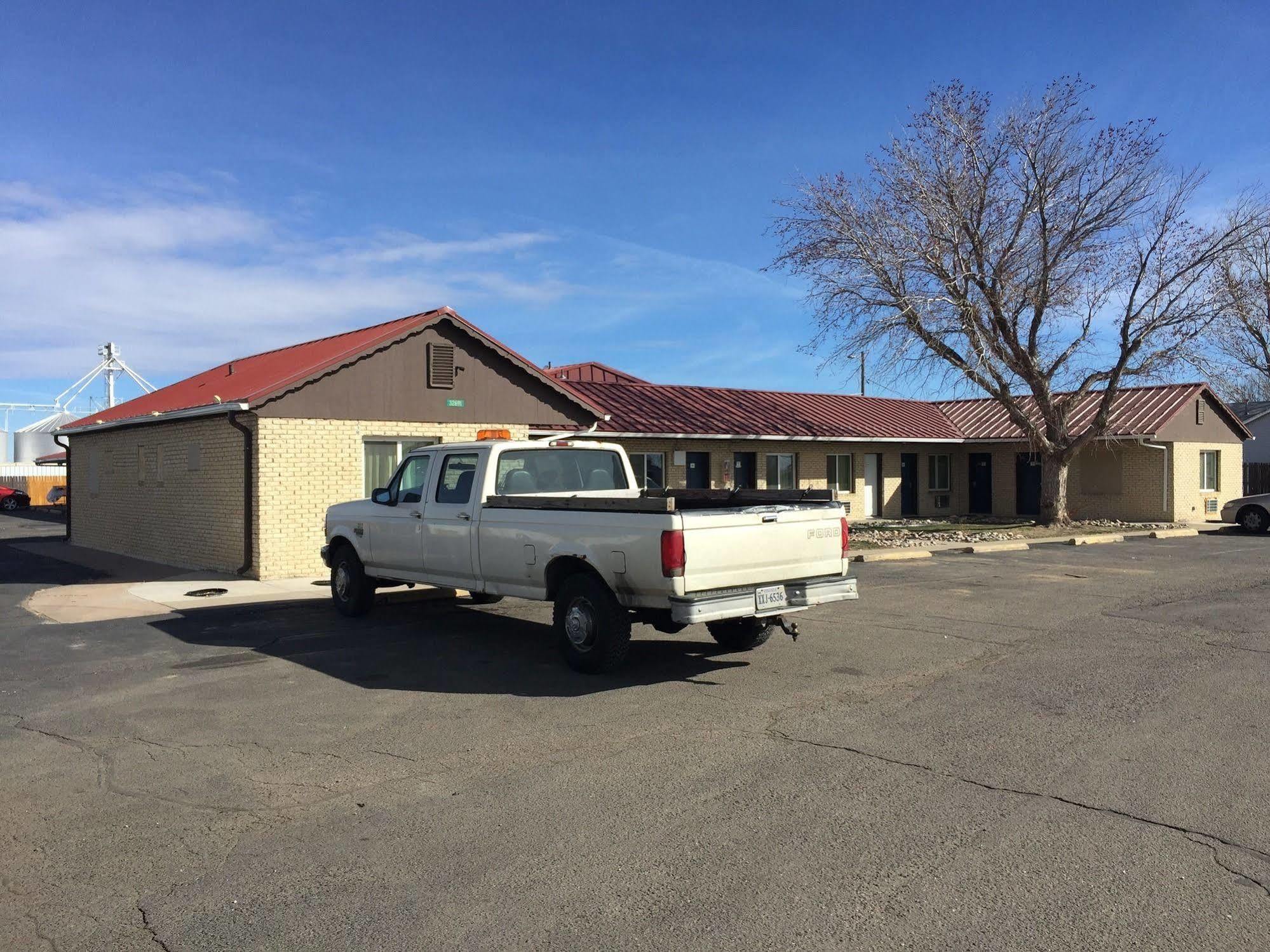 Country Manor Motel Watkins Екстериор снимка