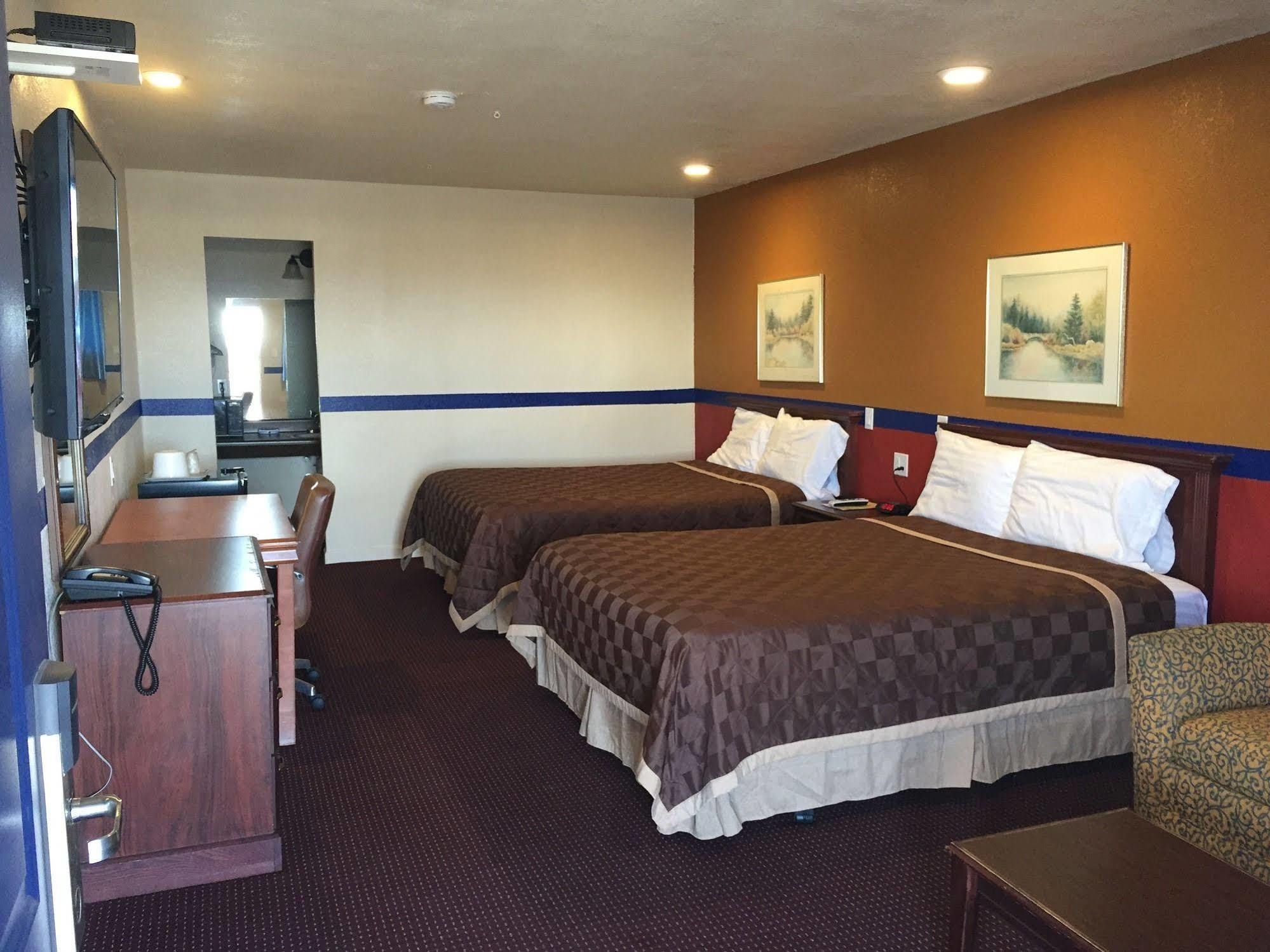 Country Manor Motel Watkins Екстериор снимка